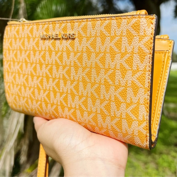 Michael Kors Large Phone Wallet Wristlet - Picture 2 of 4